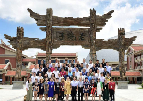 Peak BBS full staff Take a group photo at the memorial arch of the old courtyard in xiamen