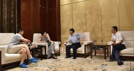 Xia chunting, chairman of huaxia travel group, accepts the company Chinese culture newspaper reporter, China travel newspaper interview